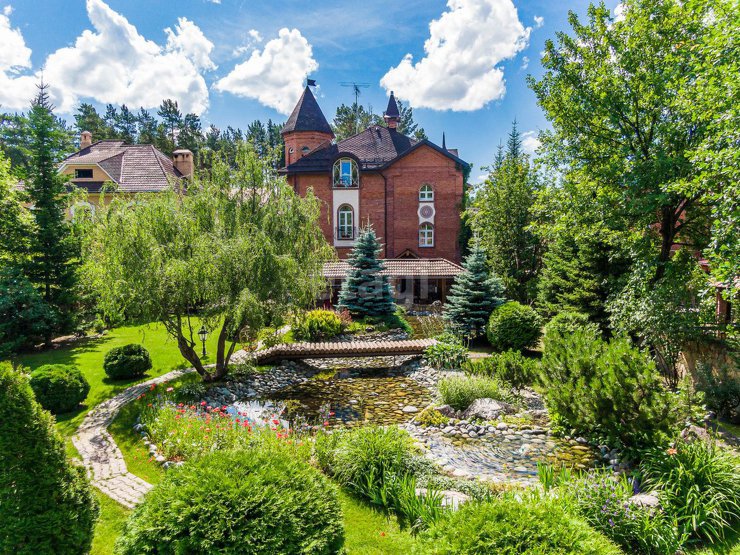 В Новосибирске за 70 млн рублей продают кирпичный замок с башней