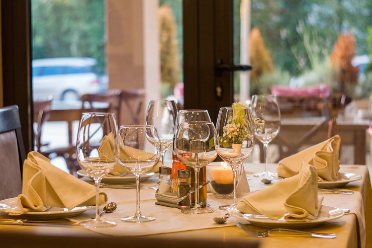 Посещаемость дорогих столичных ресторанов упала почти на треть