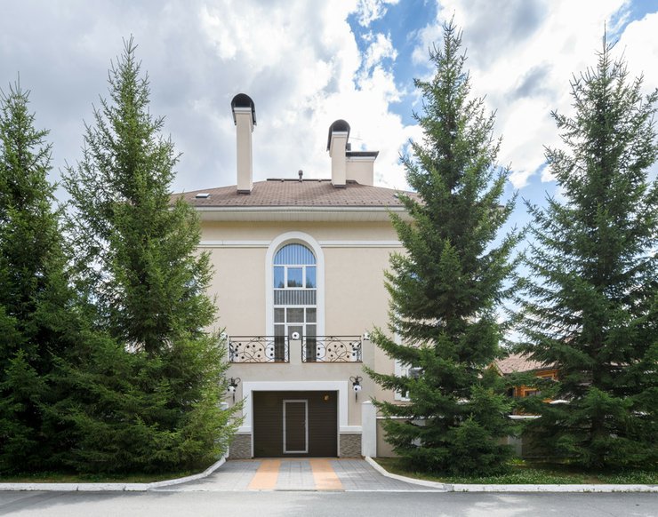 В Новосибирске за 76 млн рублей продают коттедж с лифтом и кинозалом