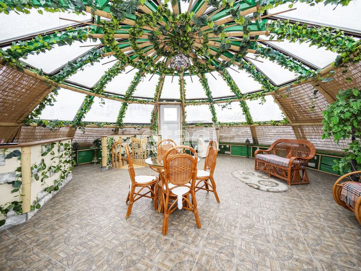 В Новосибирске за 92 млн рублей продают гостиницу с сауной и стеклянным потолком