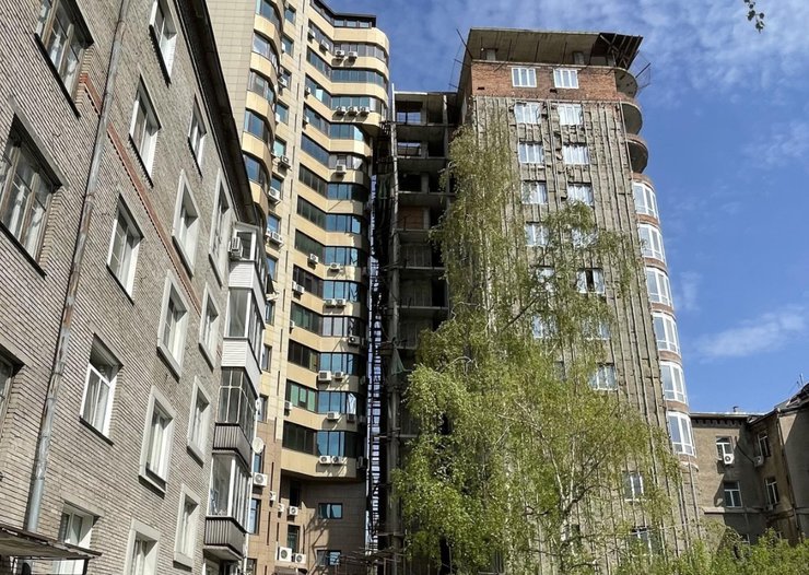 Незавершенную многоэтажку на улице Урицкого в Новосибирске признали незаконной