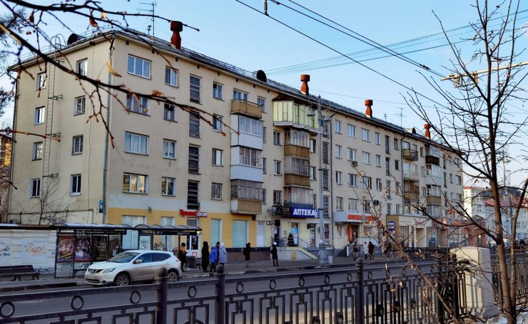 Квартиру с золотым балконом в центре Екатеринбурга выставили на продажу