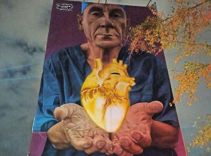 Жители Новосибирска решат судьбу мурала с врачом и сердцем