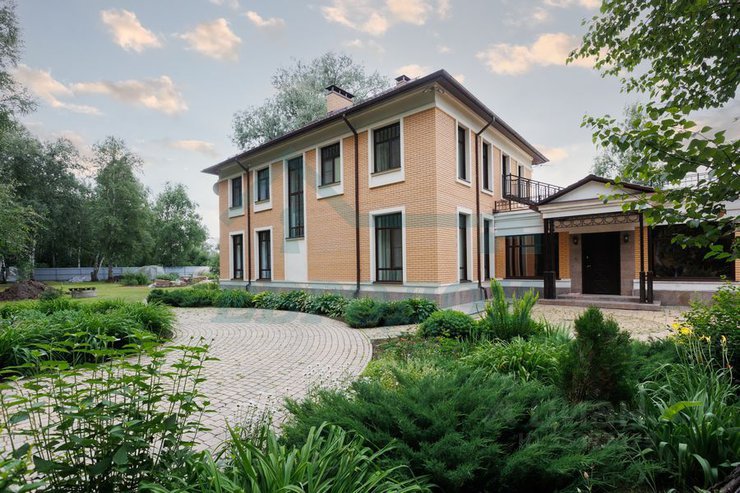 В Новосибирске за 47 млн рублей продают дом со своим пирсом и лесом