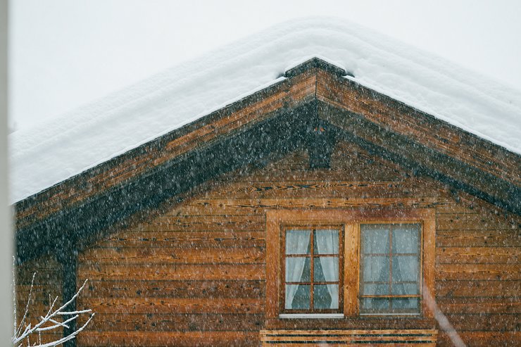 Страховщики рассказали, когда ущерб от снега на даче признается страховым случаем