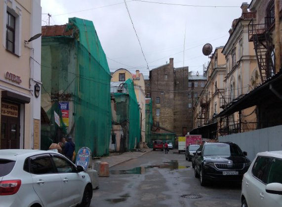 Торги по 25 объектам в Апраксином дворе пройдут до конца года