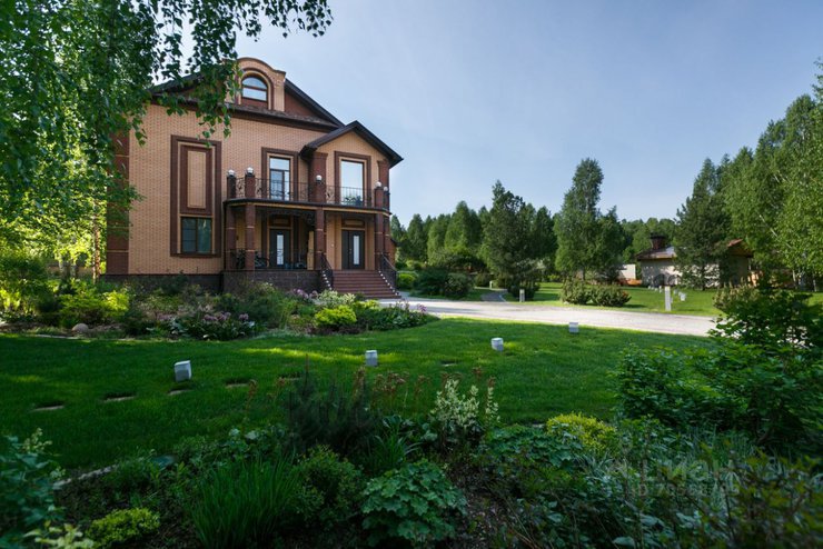 Под Новосибирском за 77 млн рублей продают особняк со своим футбольным полем