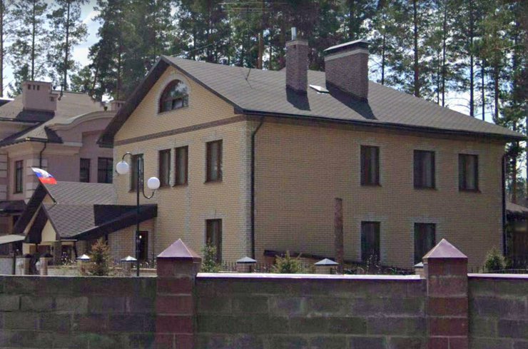 Особняк с винным погребом продают в Новосибирске за 95 млн рублей