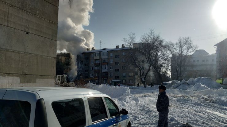 В Новосибирске спасатели сообщили о риске обрушения подъездов в доме на Линейной