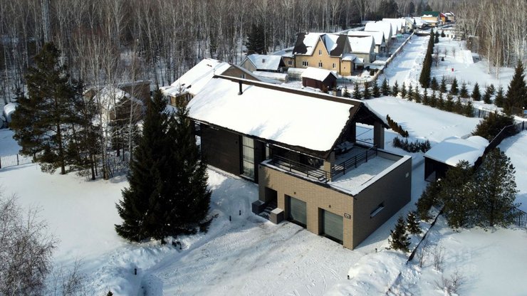 В Новосибирске за 55 млн рублей продают особняк с камином в библиотеке