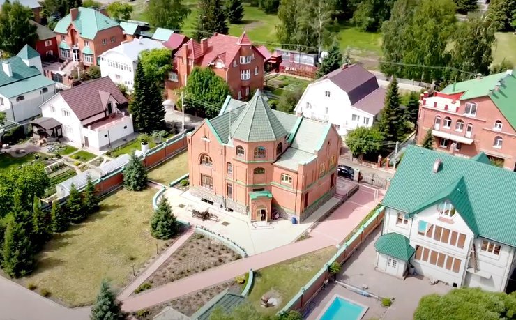 В Новосибирске за 45 млн рублей продают дом с башней на берегу Обского моря