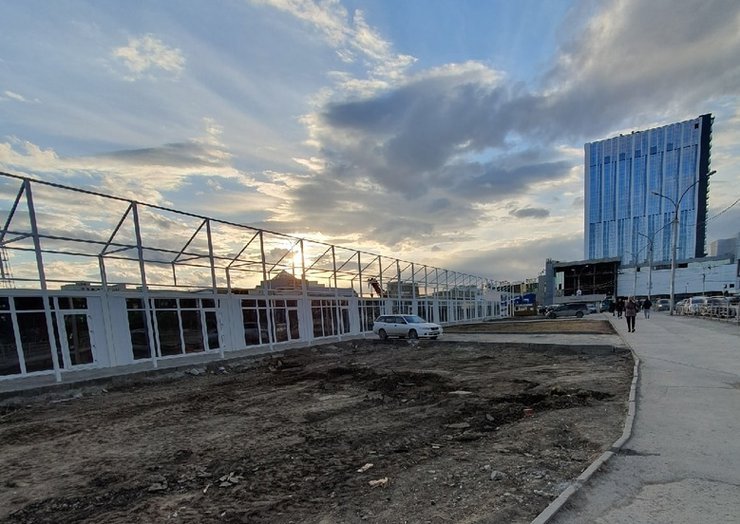 В Новосибирске перед стройкой апарт-отеля на площади Маркса выросла галерея павильонов