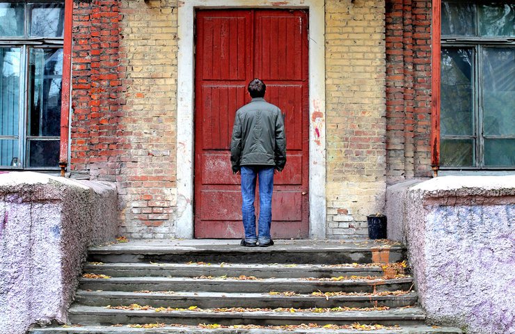 Ветхий дом на территории ЖК не могут снести из-за последнего собственника