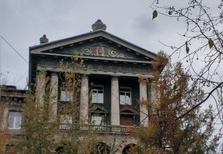 В Новосибирске за 18 млн рублей отремонтируют старинный дом на Достоевского