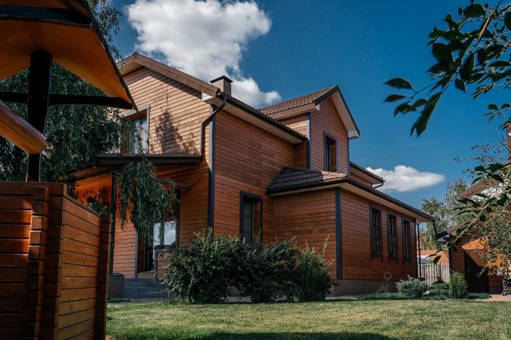 В Новосибирске за 22 млн рублей продают дом с винным погребом и скалодромом