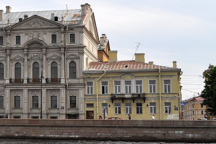 В Петербурге дом-памятник на Дворцовой набережной приспособят под гостиницу