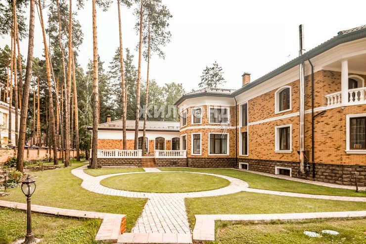 В Новосибирске за 118 млн рублей продают резиденцию с бассейном и спа-зоной