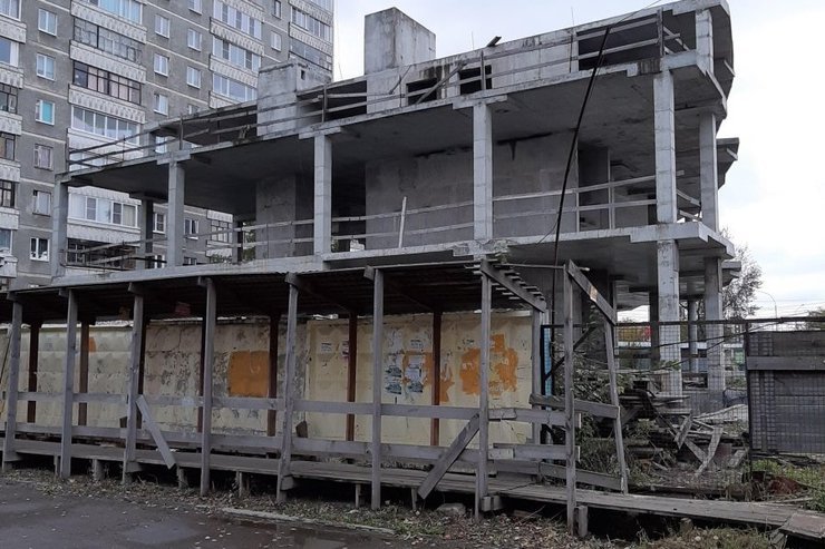 В Екатеринбурге возобновили строительство ТЦ, замороженное 9 лет назад