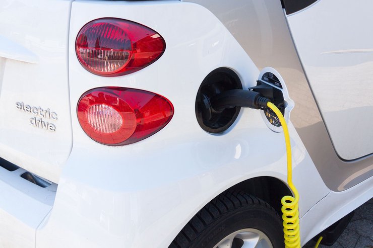 Столичные ЖК хотят оборудовать зарядками для электромобилей
