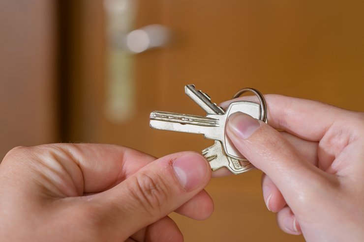 Как выписать бывшего супруга из квартиры после развода: права, процедуры, риски