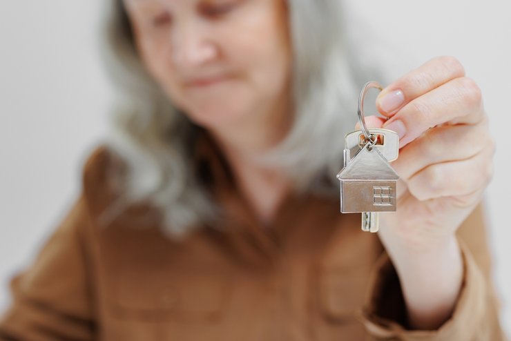 Пенсионерка разгромила квартиру, которую не смогла вернуть по «схеме Долиной»