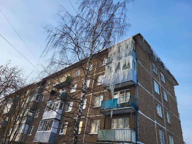 Обязаны ли жильцы убирать сосульки с балконов, объяснили юристы