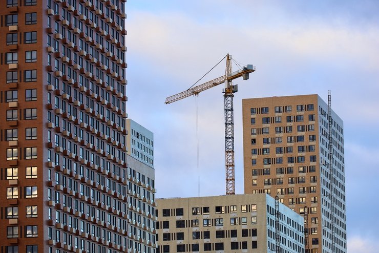 Продажи квартир в новостройках в феврале упали в 1,5 раза