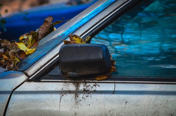 Влияют ли машины, брошенные во дворах, на стоимость жилья, рассказали эксперты