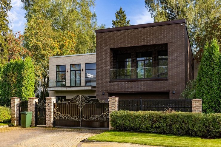 Дима Билан продаёт коттедж на Новой Риге