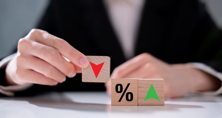 Эксперты объяснили, почему банки замедлили снижение ставок по рыночной ипотеке