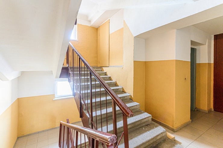 Какое наказание грозит за рисунки и рекламу в подъездах, рассказали юристы