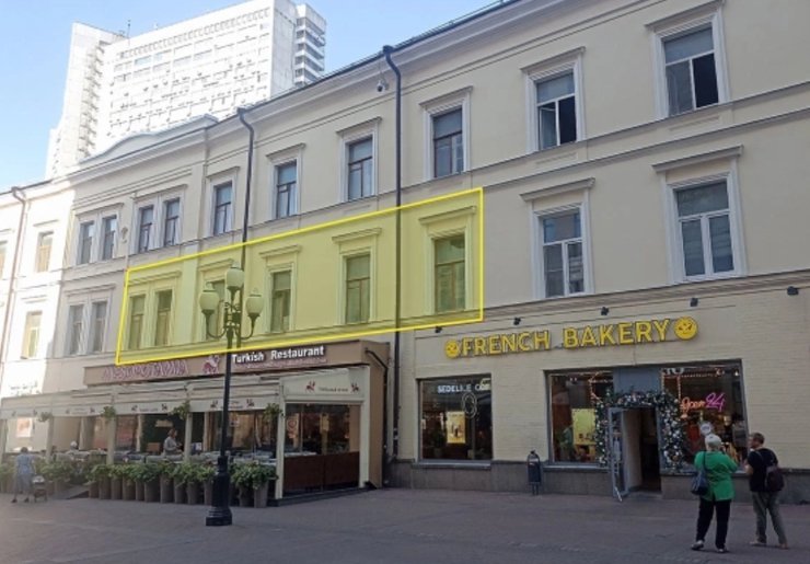 В Москве продают с торгов просторную квартиру на Арбате