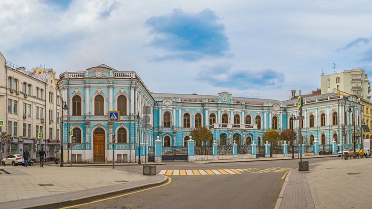 В Москве ищут арендатора для лазурной усадьбы с атлантами