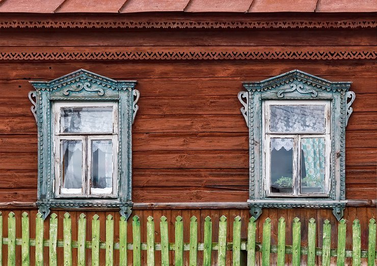 Почему люди интересуются избами, но не покупают их, объяснил эксперт