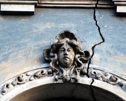 Пока в творчестве поэта-риелтора главной темой остаются квартиры, которые он продает