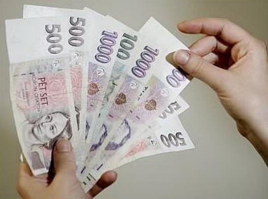 Замена денежных знаков, пострадавших при наводнении.