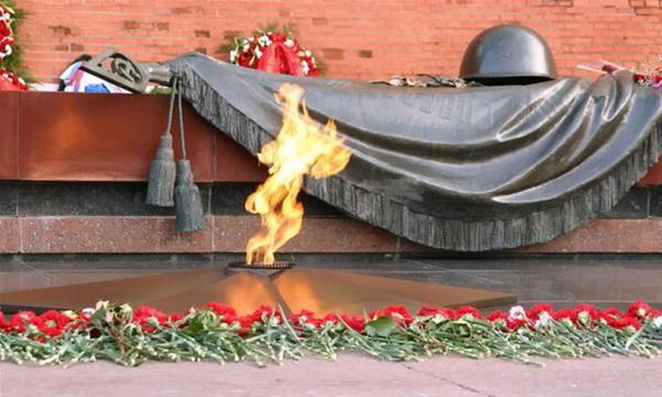 “Пройдут года, снова вернусь я сюда. Ты улыбнешься, к сердцу прижмешься, вновь поцелуешь меня.”