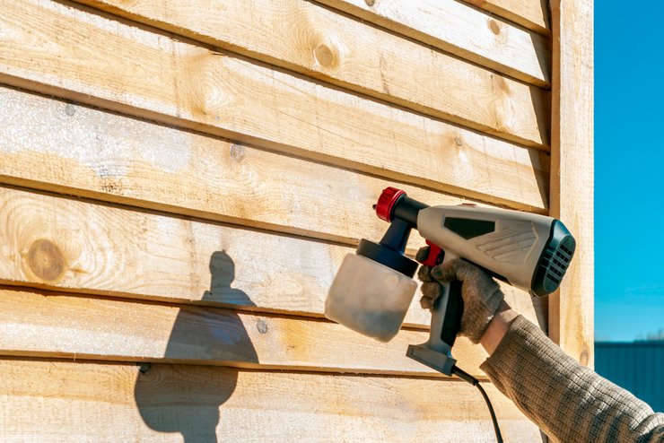Нанесение пропитки для дерева от влаги и гниения