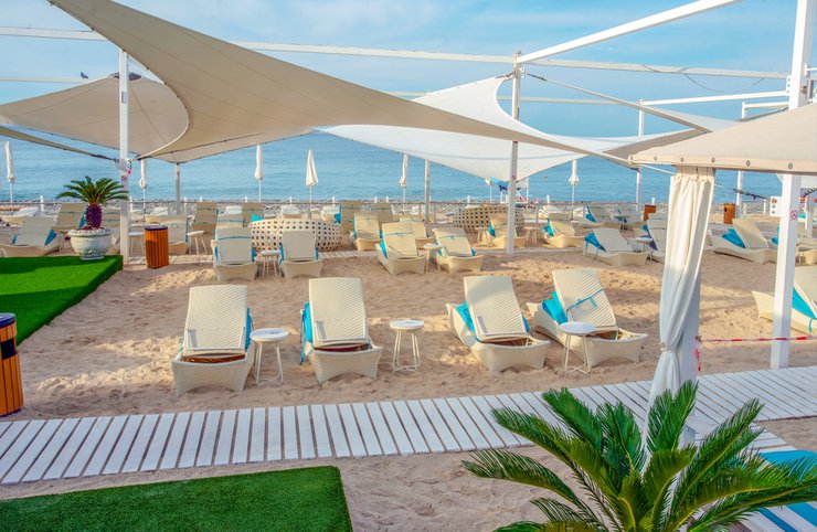 Пляж с привозным песком на галечном пляже отеля Radisson Collection Paradise Resort & Spa (Адлер)