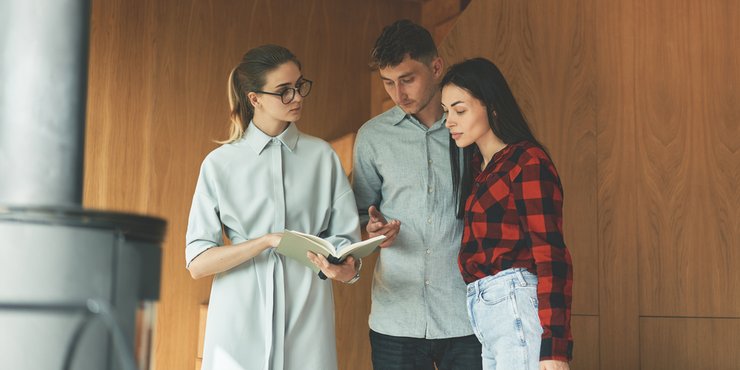 Покупатели и продавец квартиры обсуждают цену