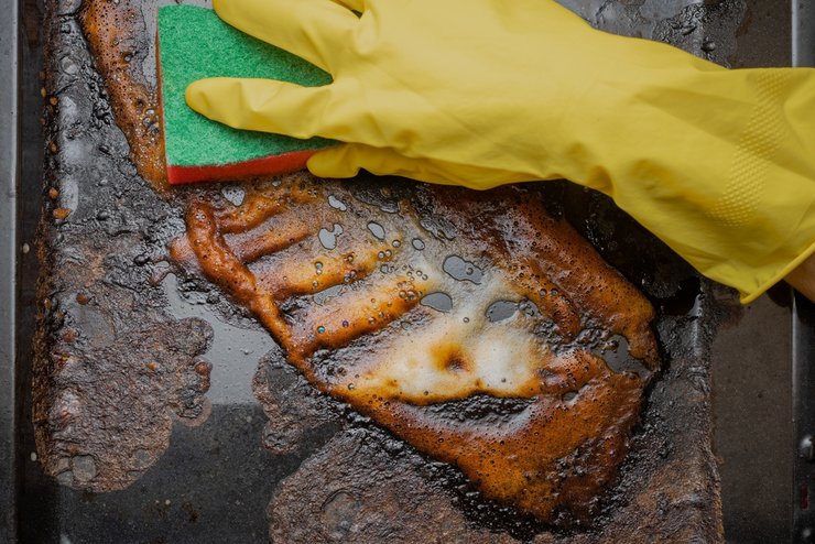 «процесс очистки от жира и нагара внутри духовки»