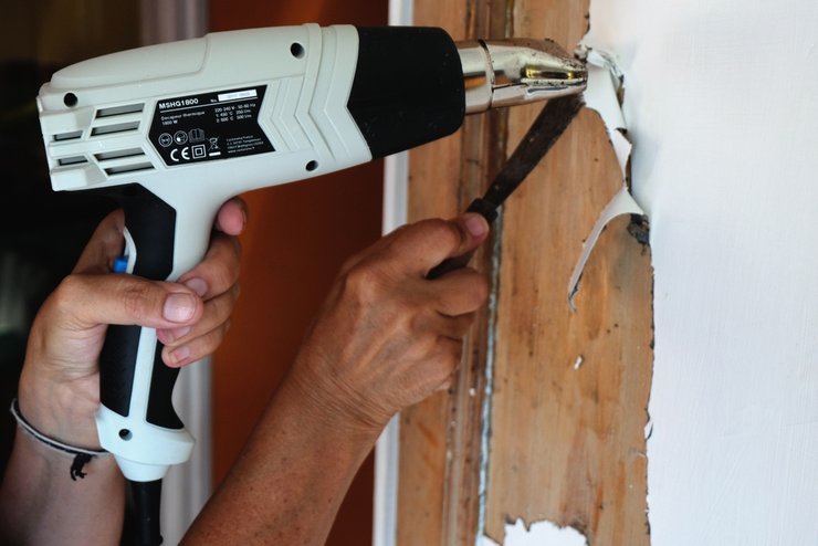 «как снять масляную краску со стен строительным феном»