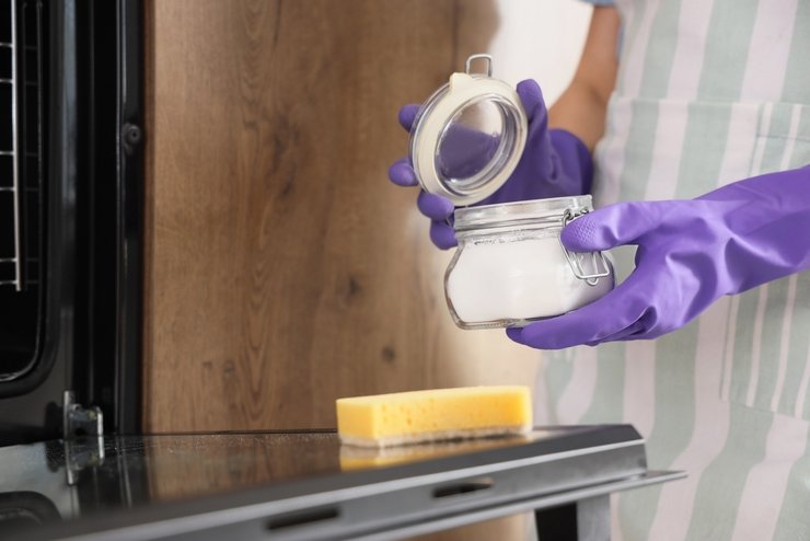 «процесс очистки от жира и нагара внутри духовки»