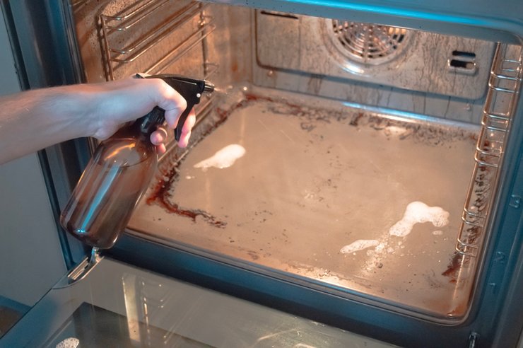 «процесс очистки от жира и нагара внутри духовки»