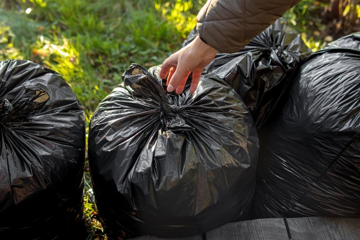 «жильцы собирают мусор в мешки»