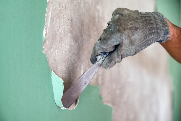 «как снять водоэмульсионную краску со стен шпателем и водой»