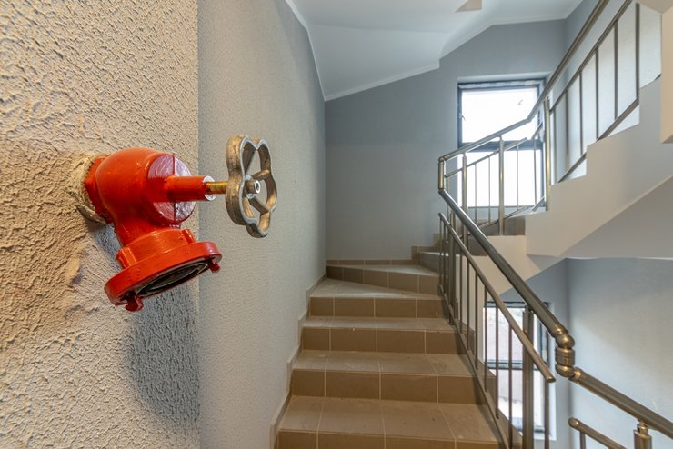 «что делать если человек застрял в лифте», «что делать если вы застряли в лифте»