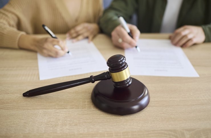 Супруги подписывают документы