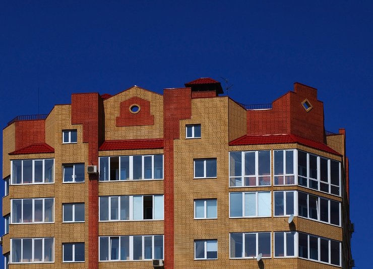 Окна квартиры на последнем этаже
