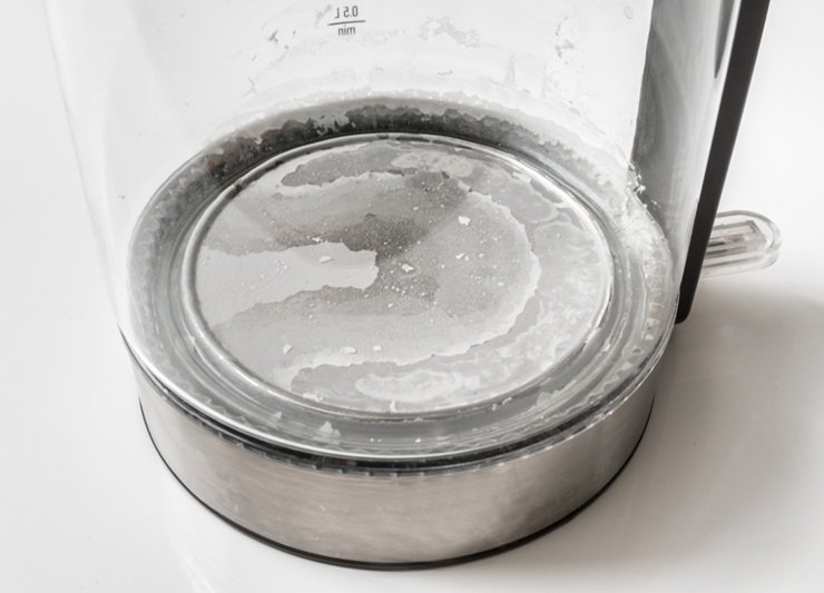 накипь в чайнике от жесткой воды на ТЭНе